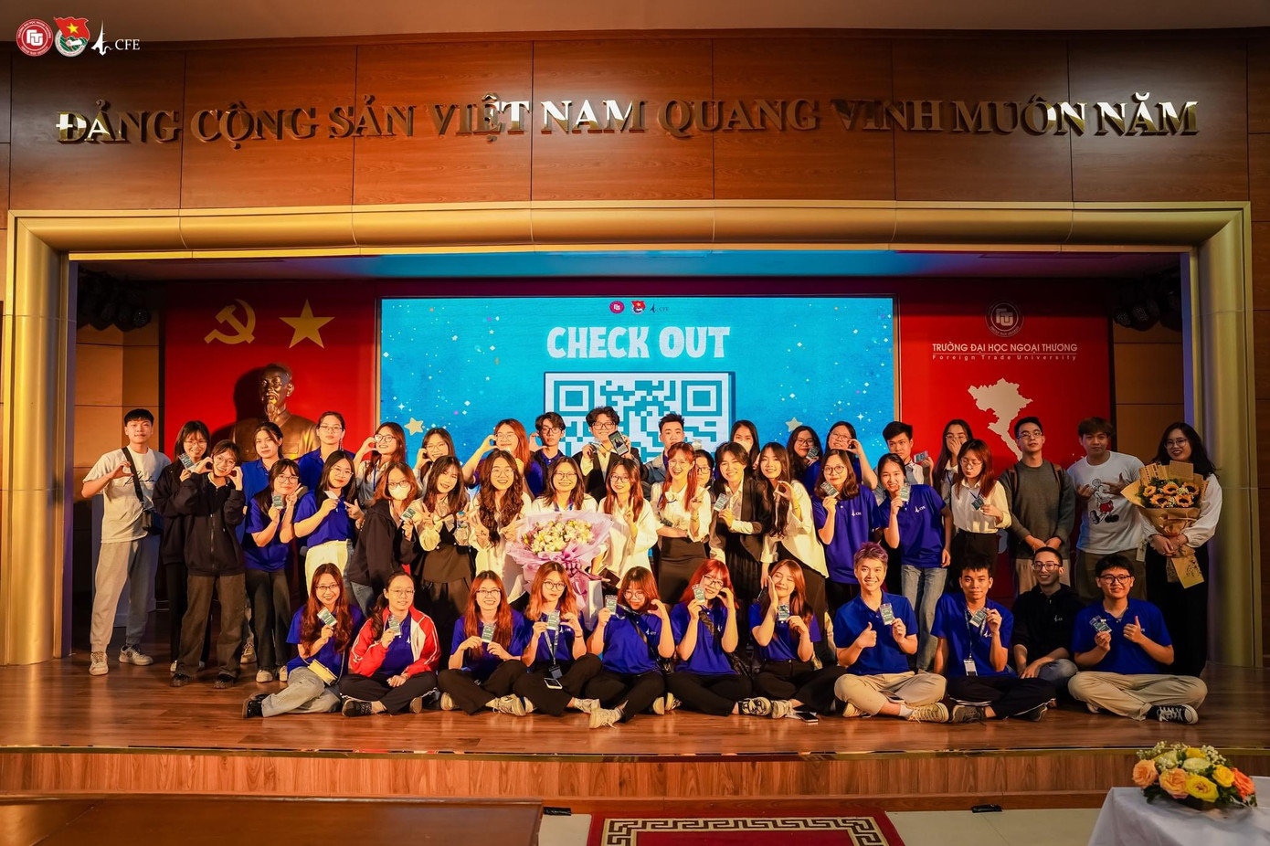 Doãn Kiên và CLB tiếng Pháp, Trường Đại học Ngoại thương trong đêm chung kết cuộc thi “Hành trình Pháp ngữ 2023”.