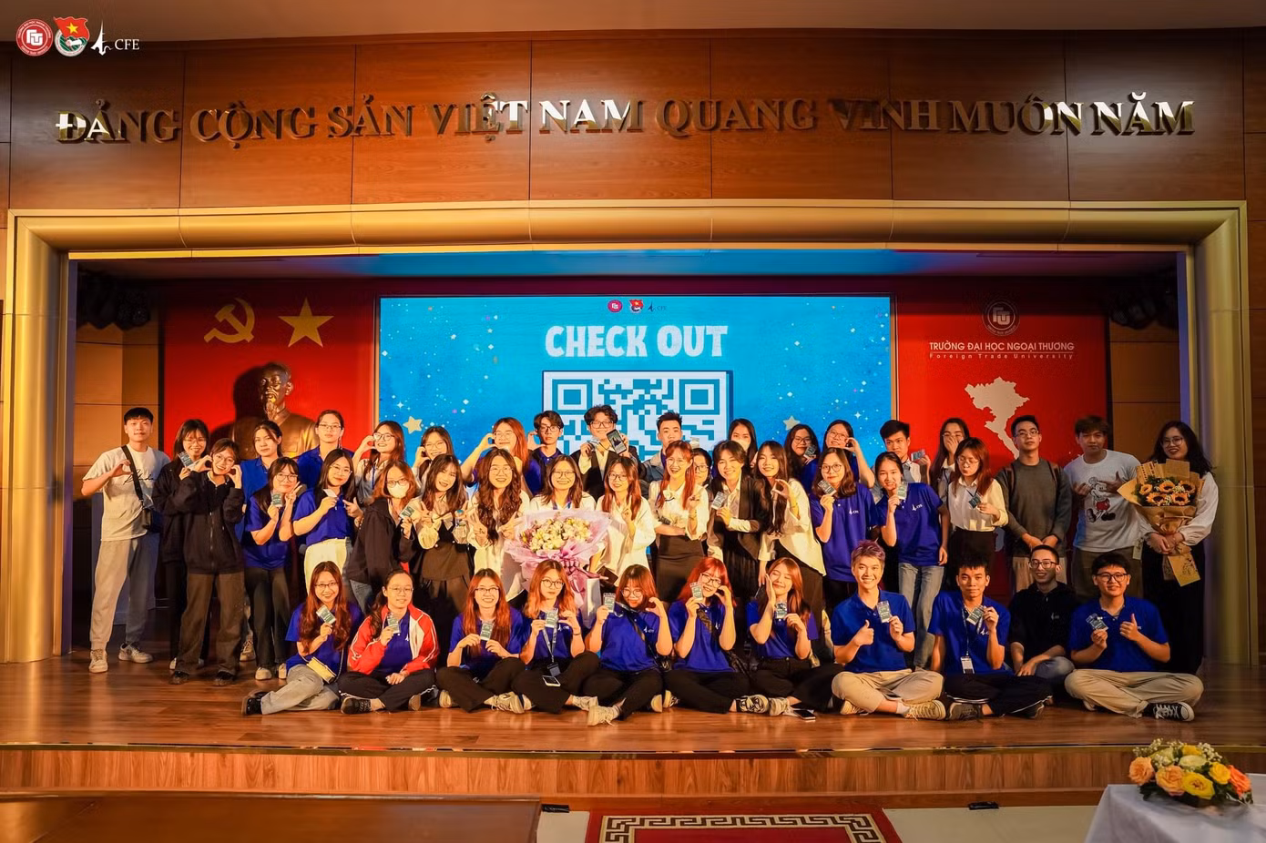 Doãn Kiên và CLB tiếng Pháp, Trường Đại học Ngoại thương trong đêm chung kết cuộc thi “Hành trình Pháp ngữ 2023”.