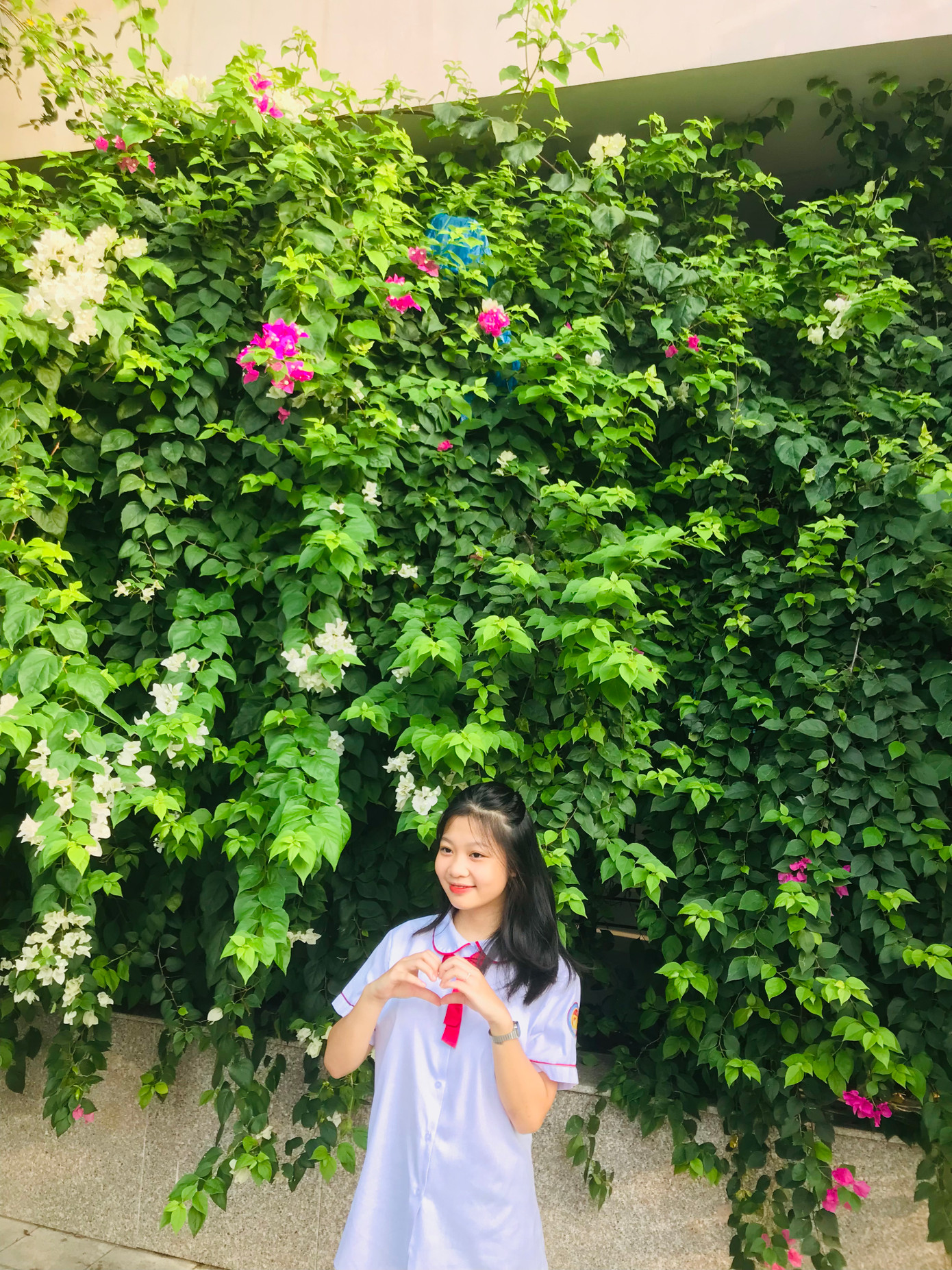 Phương Hà trong màu áo đồng phục của trường chuyên Biên Hòa - Hà Nam.