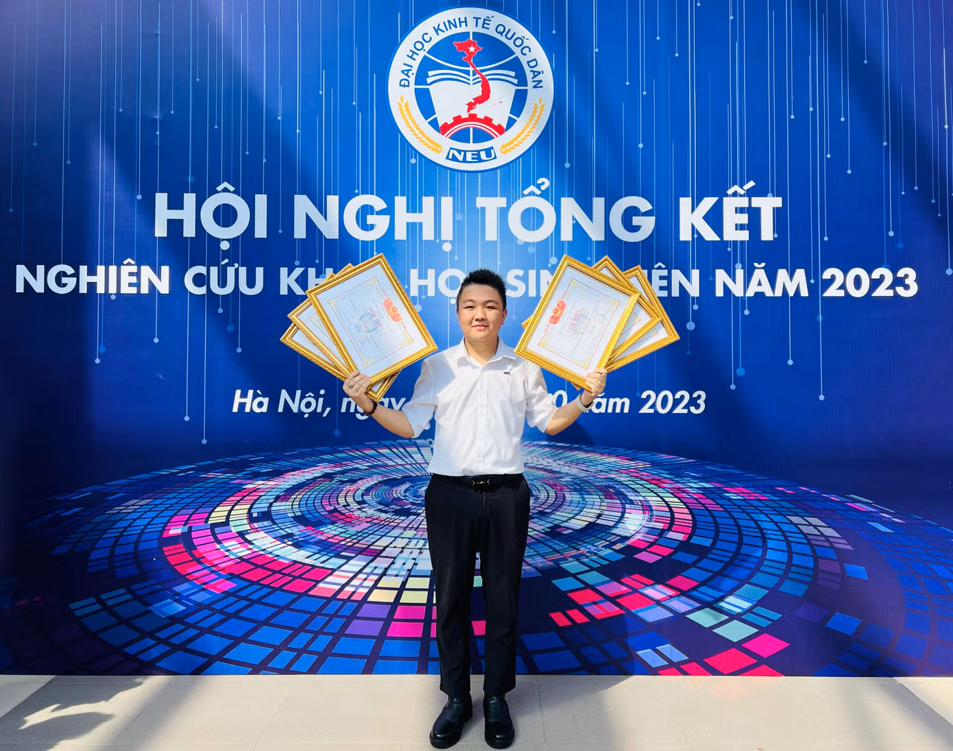 Hoàng Dương đạt 6 Giải thưởng Sinh viên Nghiên cứu khoa học Trường Đại học Kinh tế Quốc dân.