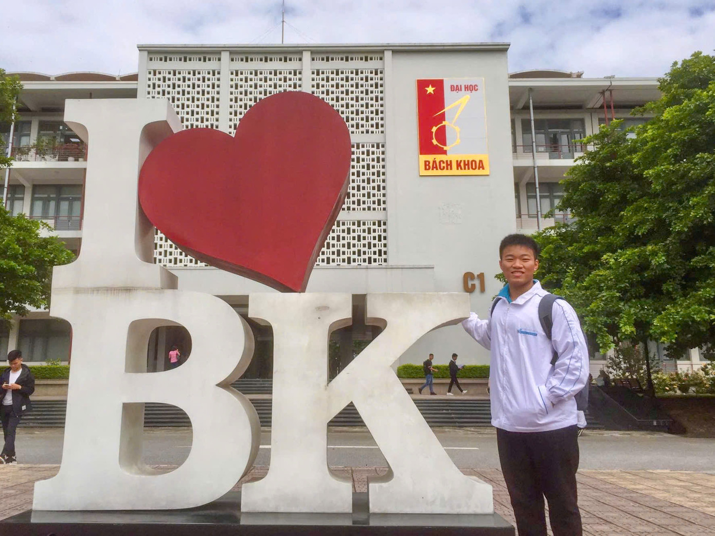 Ánh khi mới nhập học Đại học Bách khoa Hà Nội. Ánh khi mới nhập học Đại học Bách khoa Hà Nội.