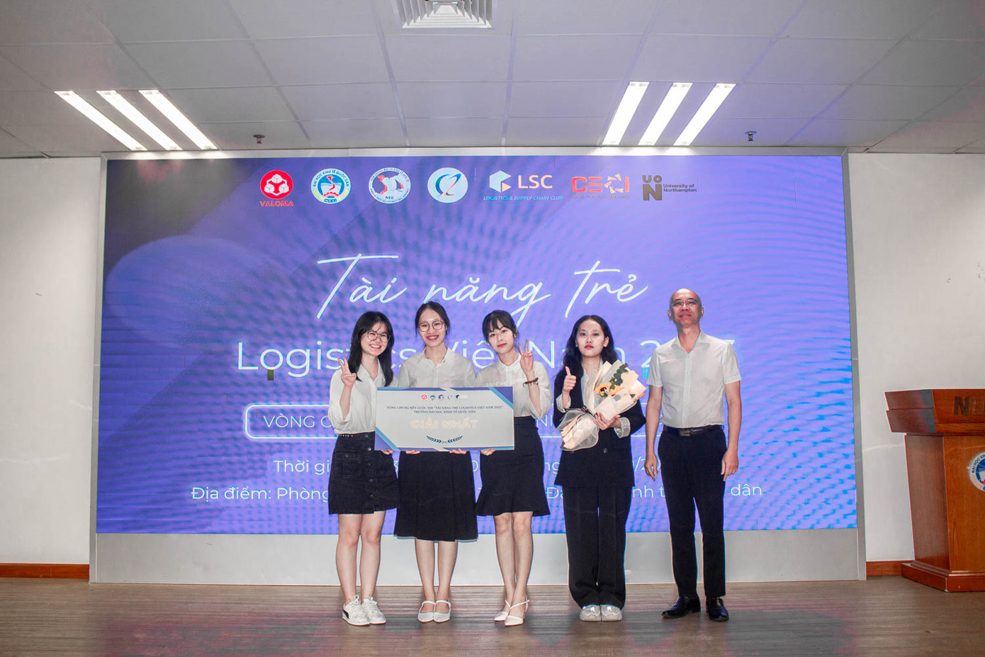 Thu Hà (thứ ba từ trái qua) cùng nhóm sinh viên Đạt giải Nhất cuộc thi "Tài năng trẻ Logistics Việt Nam 2023" vòng tuyển Trường Đại học Kinh tế Quốc dân.