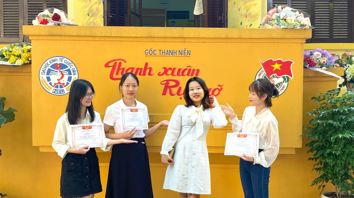 Thu Hà (ngoài cùng bên phải) cùng nhóm sinh viên đạt giải Nhất trong cuộc thi Nghiên cứu khoa học cấp Viện năm 2023.