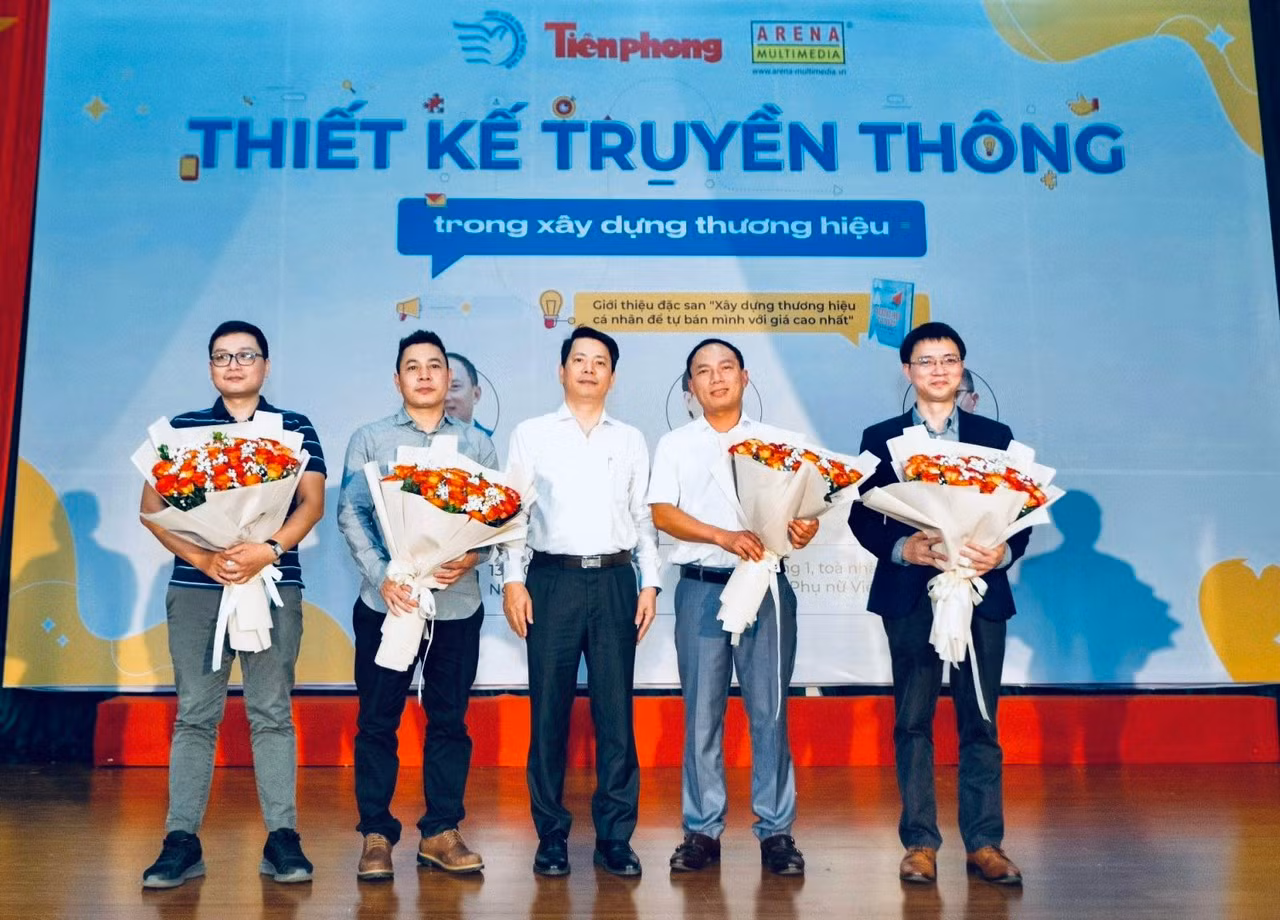 Chuỗi chương trình Thiết kế truyền thông trong xây dựng thương hiệu và giới thiệu đặc san “Xây dựng thương hiệu cá nhân để tự bán mình với giá cao nhất” đến Học viện Phụ nữ Việt Nam.
