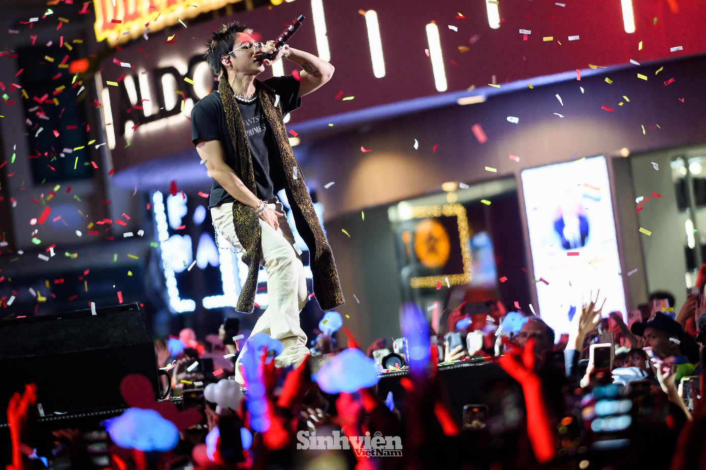 Sơn Tùng là nghệ sĩ 'chốt show', nhiều khán giả đã đến 'giữ chỗ' từ 5 giờ sáng.