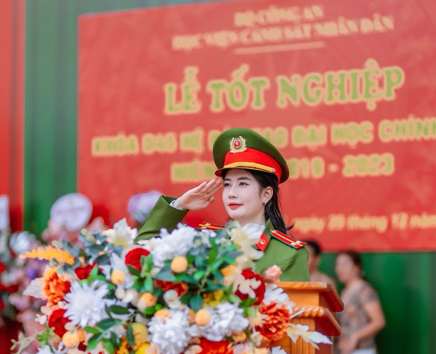 Trung úy Hồ Thị Kiều Trang đại diện 620 học viên khóa D45 phát biểu cảm nghĩ trong Lễ tốt nghiệp.