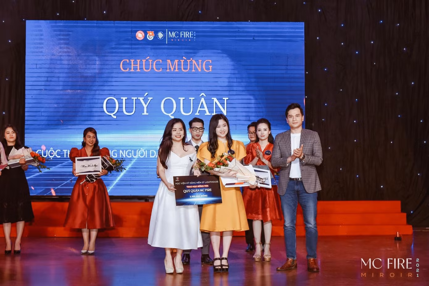 Phương Anh đạt giải Á QUÂN 2 cuộc thi MC FIRE 2021.