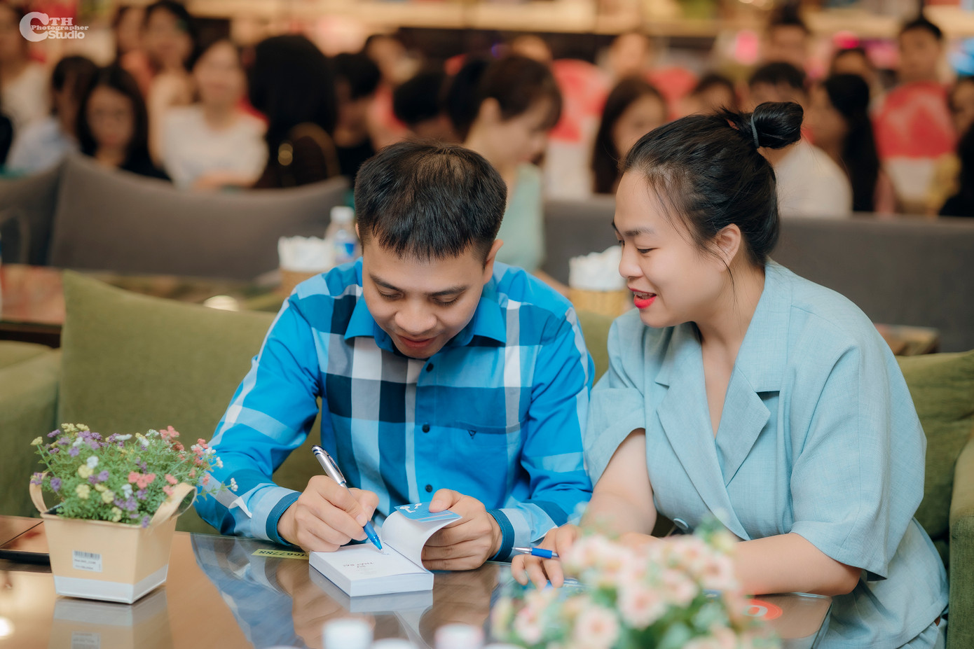 TS Nguyễn Quang Đông kí tặng sách trong ngày ra mắt.