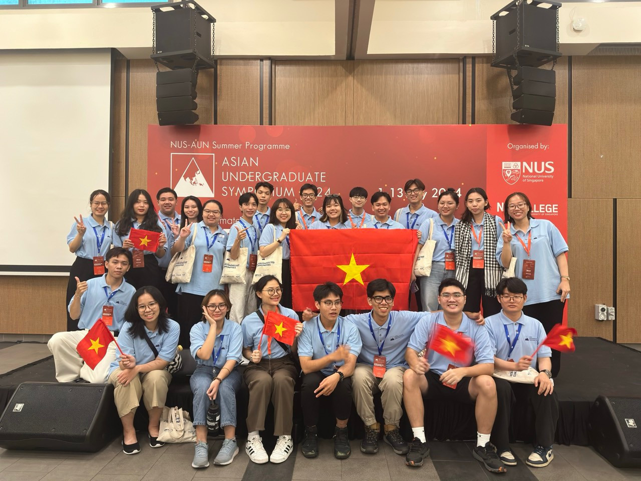 Đại biểu đoàn Việt Nam tại trại hè AUS ở Singapore. Đại biểu đoàn Việt Nam tại trại hè AUS ở Singapore.