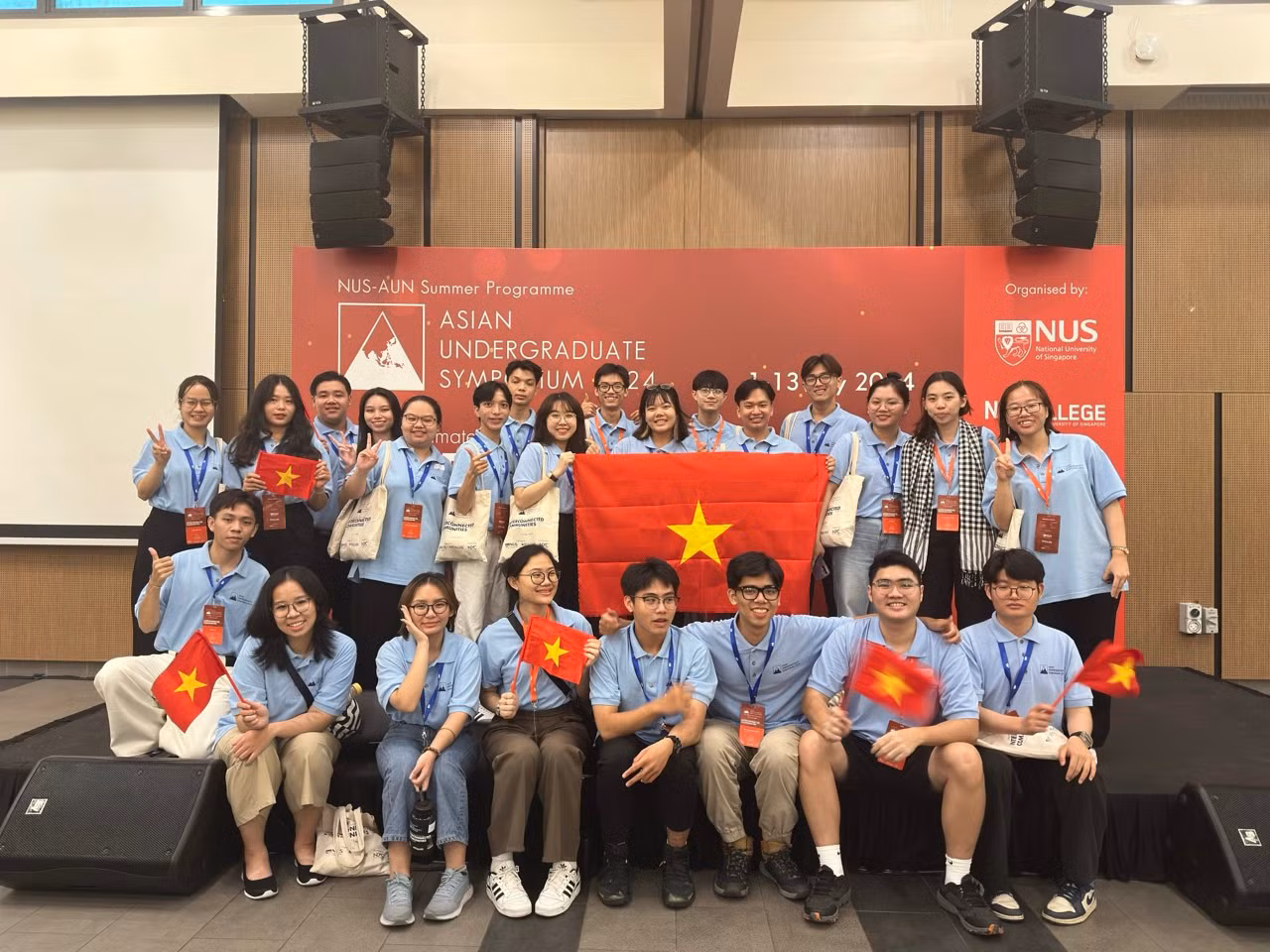 Đại biểu đoàn Việt Nam tại trại hè AUS ở Singapore. Đại biểu đoàn Việt Nam tại trại hè AUS ở Singapore.