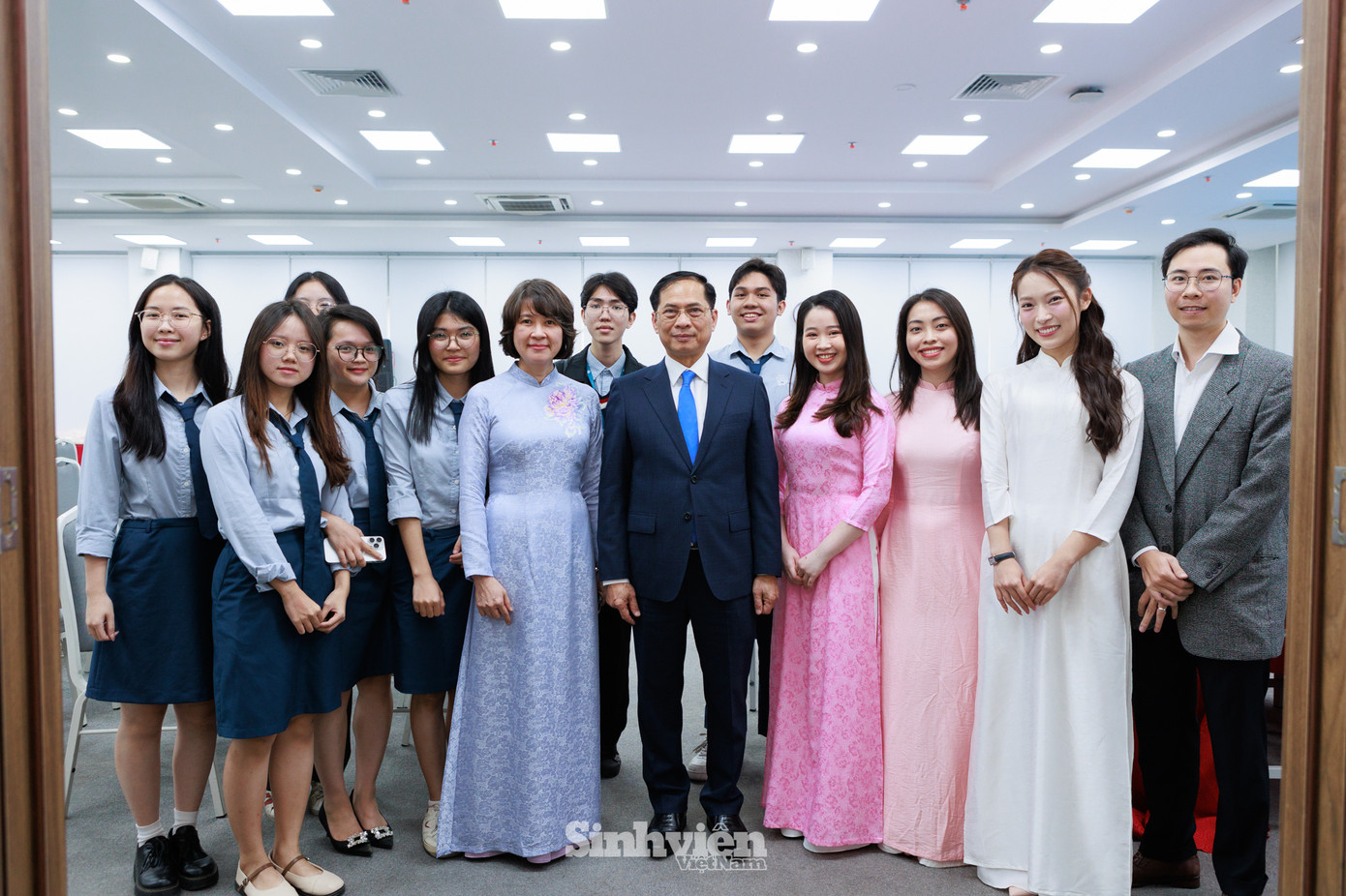 Phó Thủ tướng Chính phủ, Bộ trưởng Bộ Ngoại giao Bùi Thanh Sơn chụp ảnh lưu niệm cùng giảng viên, sinh viên học viện Ngoại giao.