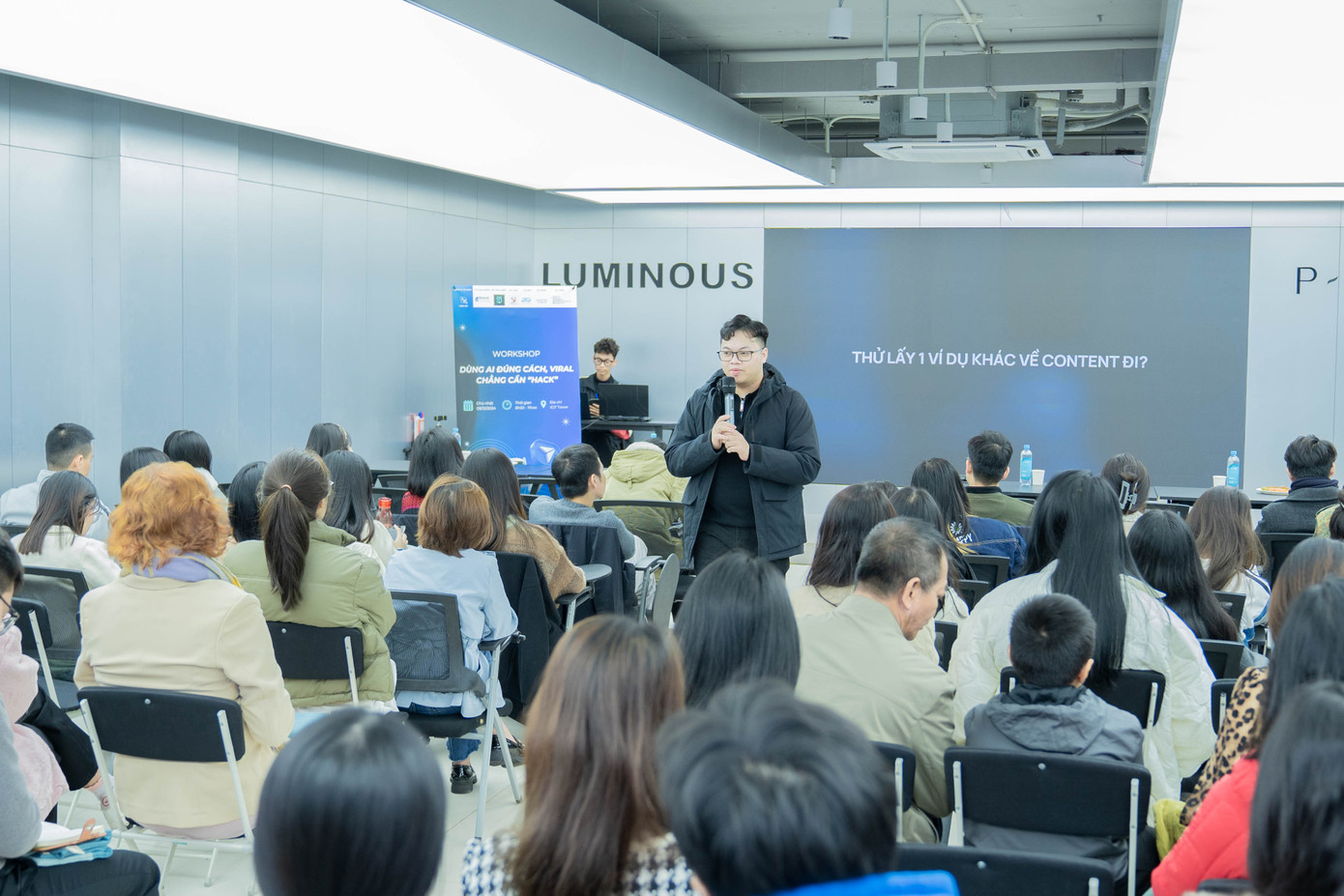 Không khí của workshop “Dùng AI đúng cách, viral chẳng cần hack”. Không khí của workshop “Dùng AI đúng cách, viral chẳng cần hack”.