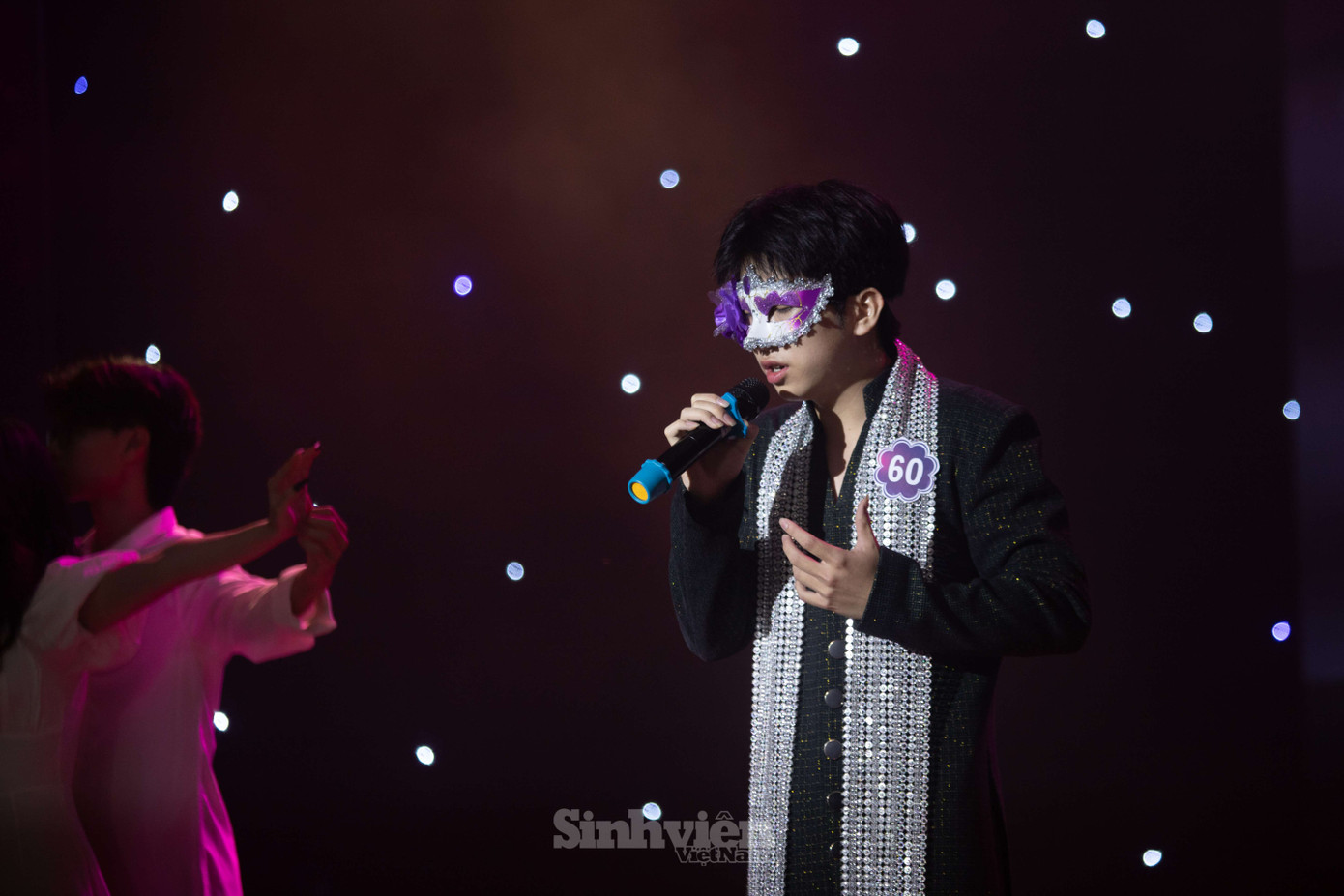 Lắng đọng cảm xúc với Chàng trai “Đom đóm” trong ca khúc Trái tim em cũng biết đau.