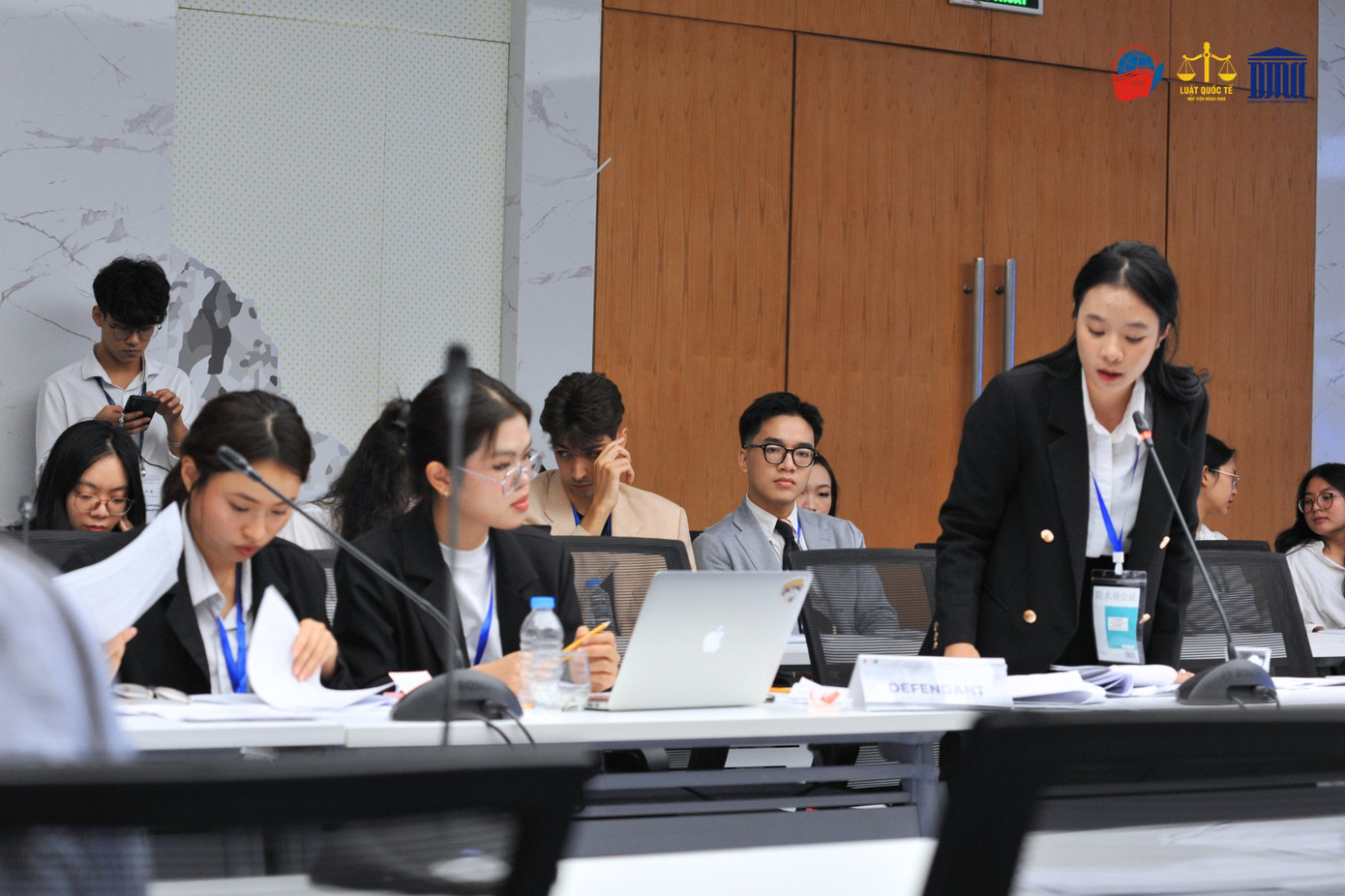 Các thí sinh trình bày phần tranh tụng tại Vòng Chung kết Cuộc thi Diễn án Luật Học viện Ngoại giao 2024.