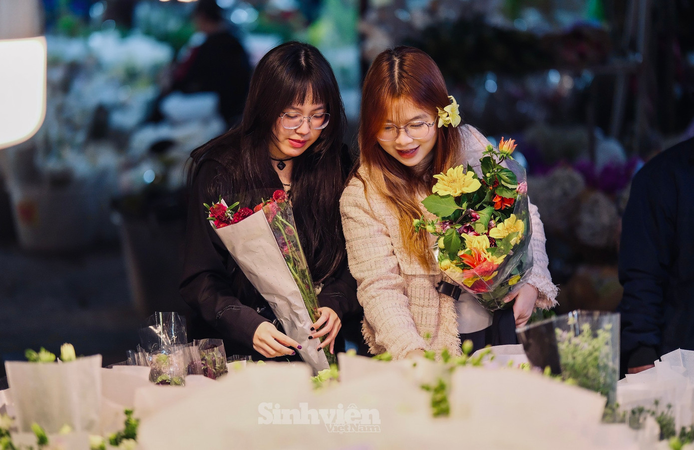 Vẻ đẹp của người phụ nữ thường gắn liền với loài hoa nên hoa tươi luôn là mặt hàng bán chạy nhất mỗi dịp 8/3 - ngày Quốc tế Phụ nữ.