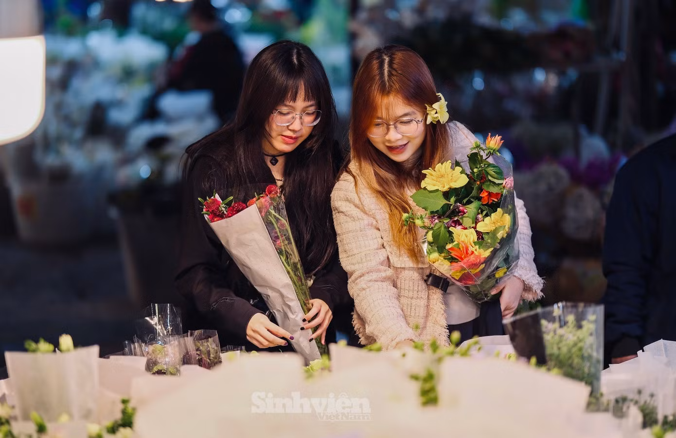 Vẻ đẹp của người phụ nữ thường gắn liền với loài hoa nên hoa tươi luôn là mặt hàng bán chạy nhất mỗi dịp 8/3 - ngày Quốc tế Phụ nữ.