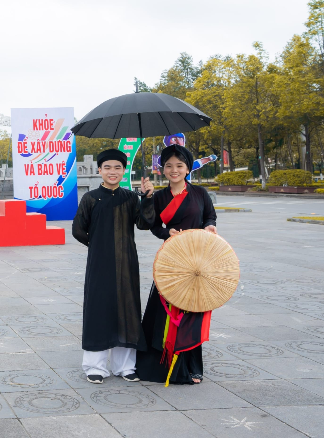 Quang Huy trong trang phục liền anh Quan họ.