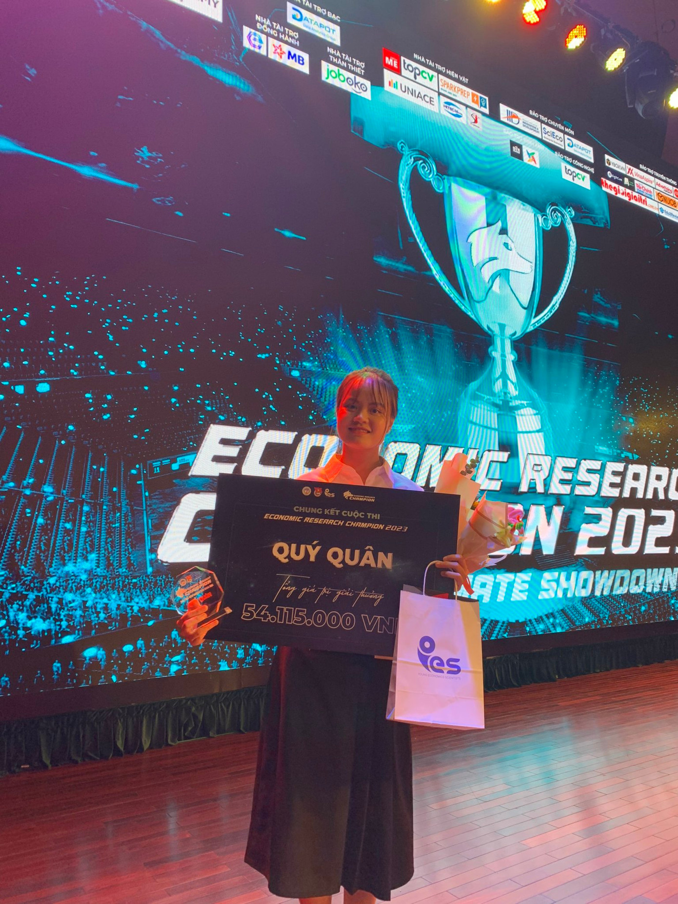 Hải Yến cùng đồng đội được trao giấy khen Quý quân cuộc thi nghiên cứu khoa học "Economic Research Champion" 2023.