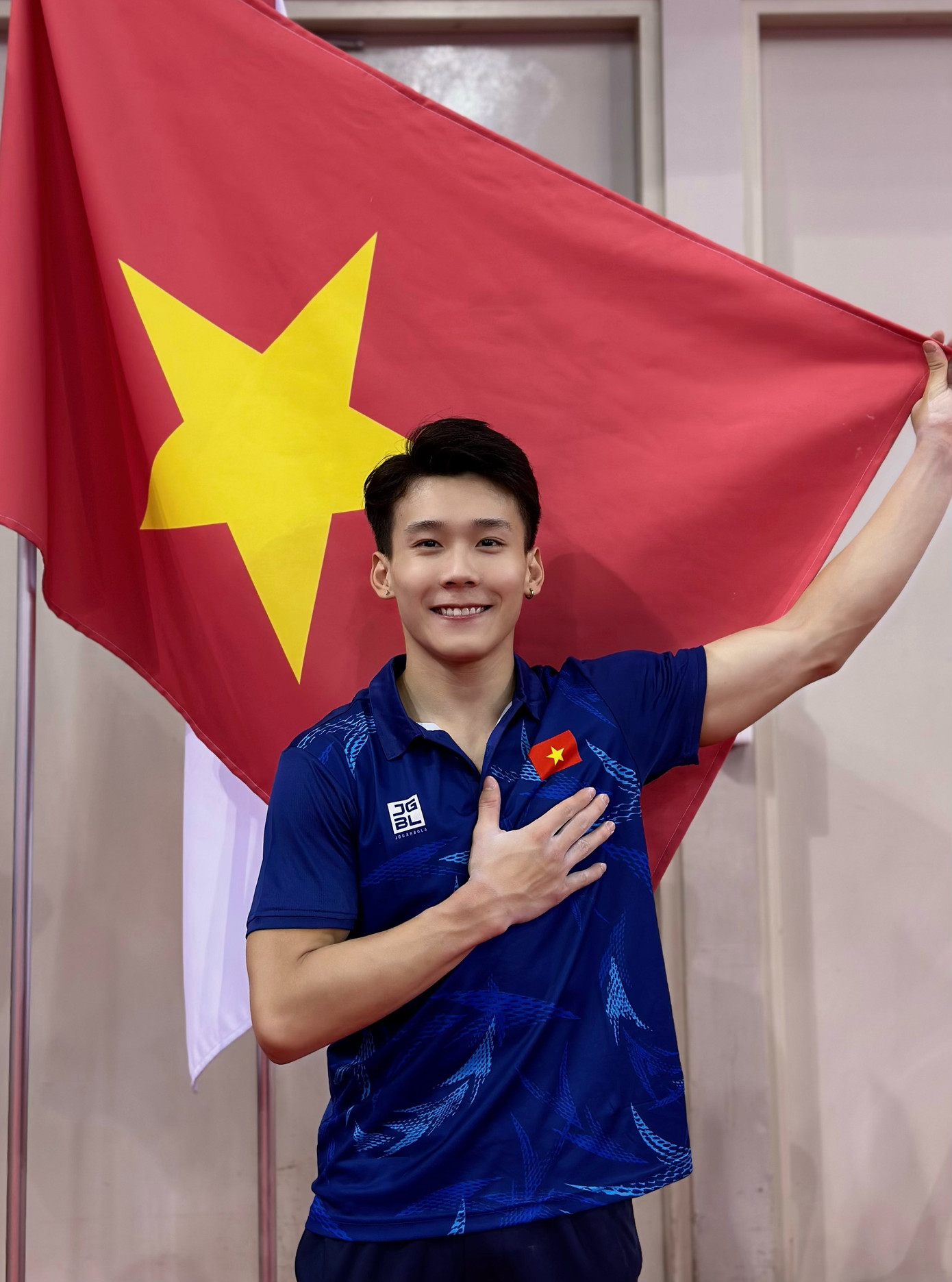 Văn Vĩ Lương (sinh năm 2000), là vận động viên thể dục dụng dụng cụ thuộc đội tuyển Quốc gia Việt Nam. Văn Vĩ Lương (sinh năm 2000), là vận động viên thể dục dụng dụng cụ thuộc đội tuyển Quốc gia Việt Nam.