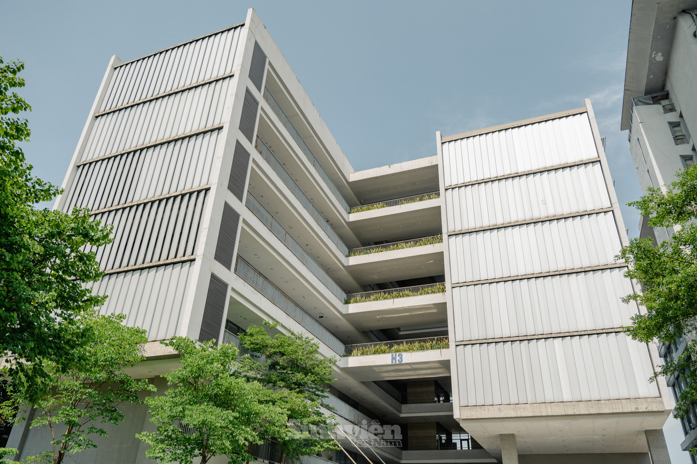 Toà nhà H3 (giảng đường) hiện đại gồm 7 tầng và 2 tầng hầm. Toà nhà H3 (giảng đường) hiện đại gồm 7 tầng và 2 tầng hầm.