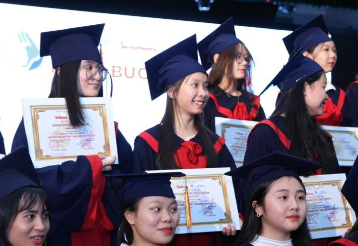 Trang vinh dự được nhận học bổng “Nâng bước Thủ khoa năm 2023”. Trang vinh dự được nhận học bổng “Nâng bước Thủ khoa năm 2023”.