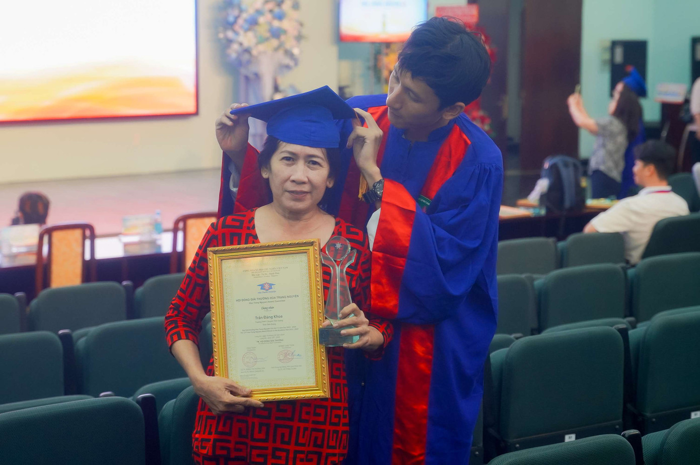 Khoa và mẹ tại buổi lễ trao giải Hoa Trạng Nguyên.