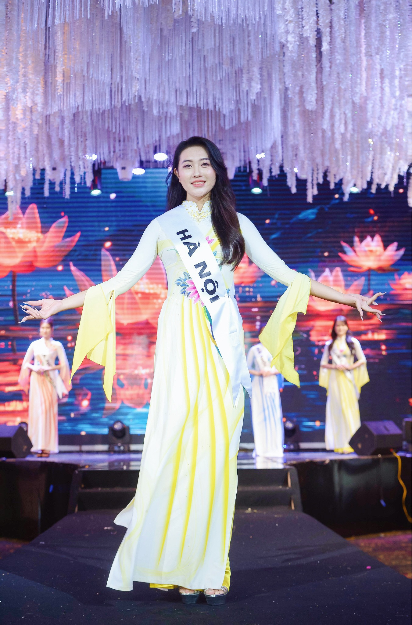 Vẻ đẹp dịu dàng của Minh Phương trong phần thi áo dài.