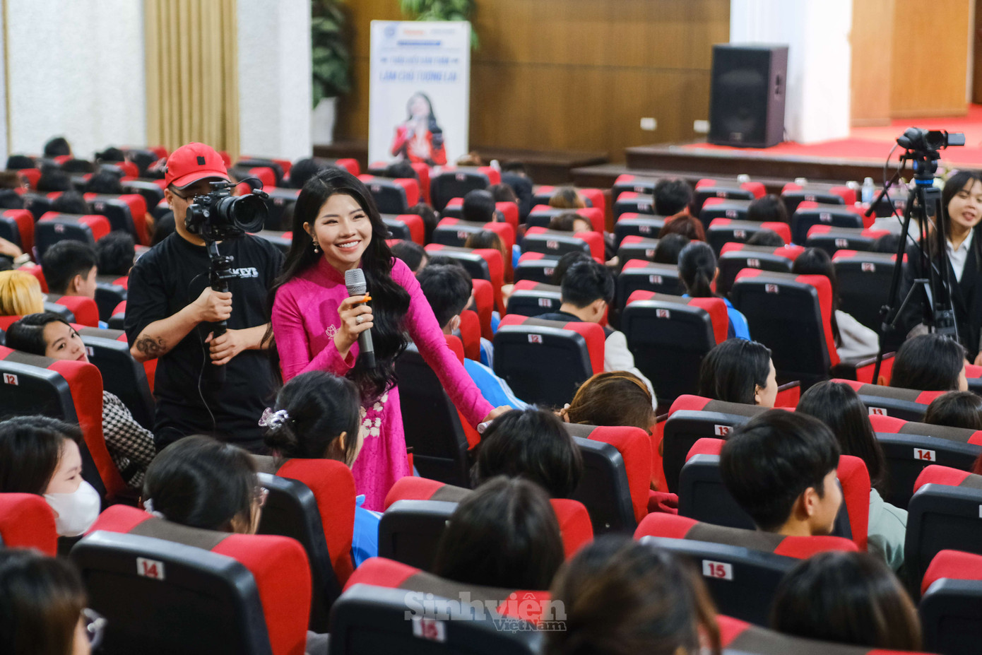 CEO Nguyễn Diệu Thu: “Thượng tôn kỷ luật là cách để sinh viên vượt qua mọi rào cản”. CEO Nguyễn Diệu Thu: “Thượng tôn kỷ luật là cách để sinh viên vượt qua mọi rào cản”.