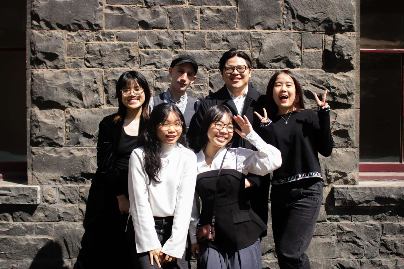 Khánh Ngọc (hàng đầu bên phải) và những người bạn của mình tại cơ sở RMIT Melbourne.