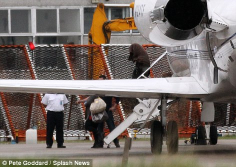 Nữ ca sĩ đáp máy bay xuống Manchester sau khi đi dự đám tang tại quê nhà Barbados