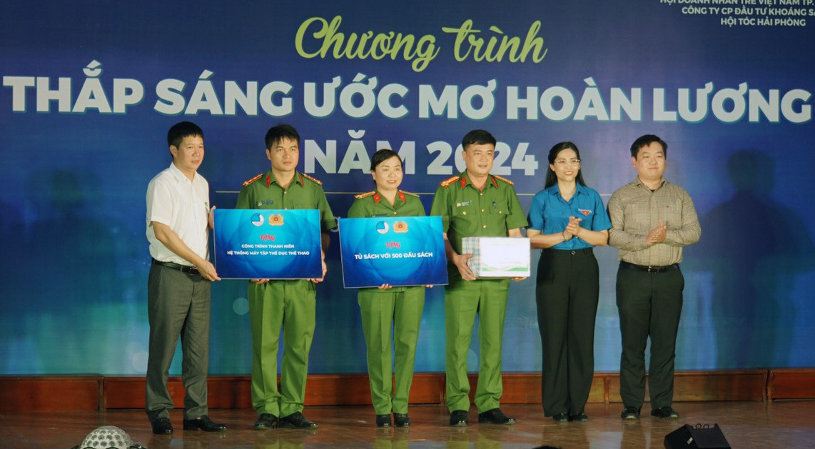 Nhiều phần quà được trao tặng tại chương trình “Thắp sáng ước mơ hoàn lương”. Nhiều phần quà được trao tặng tại chương trình “Thắp sáng ước mơ hoàn lương”.