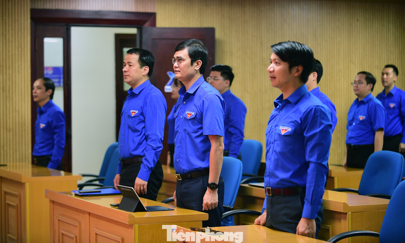Ban Bí thư T.Ư Đoàn và lãnh đạo, chuyên viên các ban cơ quan T.Ư Đoàn thực hiện nghi lễ chào cờ. Ảnh: Xuân Tùng