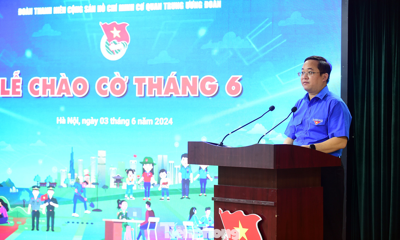 Anh Nguyễn Quốc Huy trình bày báo cáo tại lễ chào cờ tháng 6. Ảnh: Xuân Tùng