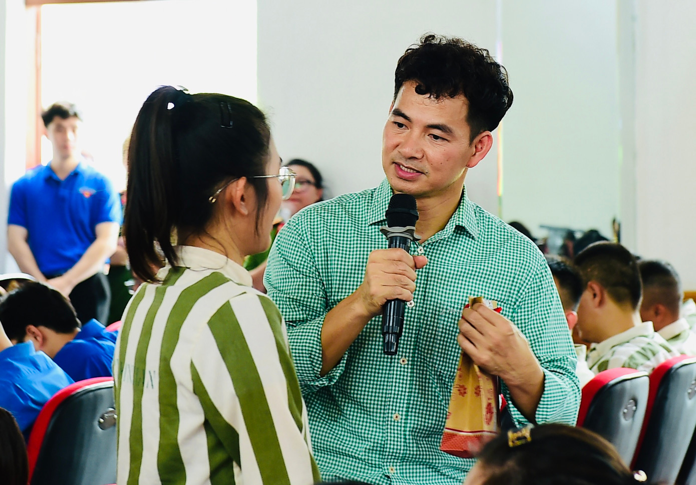 NSND Xuân Bắc giao lưu, chia sẻ với các phạm nhân trong chương trình. NSND Xuân Bắc giao lưu, chia sẻ với các phạm nhân trong chương trình.