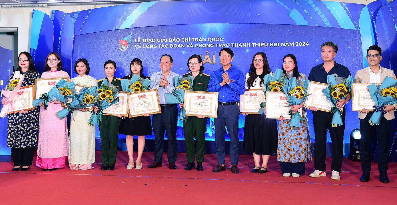 Vụ trưởng Vụ Đoàn thể nhân dân, Ban Dân vận T.Ư Đảng Vy Tư Liệu và Bí thư thường trực T.Ư Đoàn Nguyễn Ngọc Lương trao khen thưởng các tác giả, nhóm tác giả đoạt giải B năm nay. Ảnh: Xuân Tùng Vụ trưởng Vụ Đoàn thể nhân dân, Ban Dân vận T.Ư Đảng Vy Tư Liệu và Bí thư thường trực T.Ư Đoàn Nguyễn Ngọc Lương trao khen thưởng các tác giả, nhóm tác giả đoạt giải B năm nay. Ảnh: Xuân Tùng