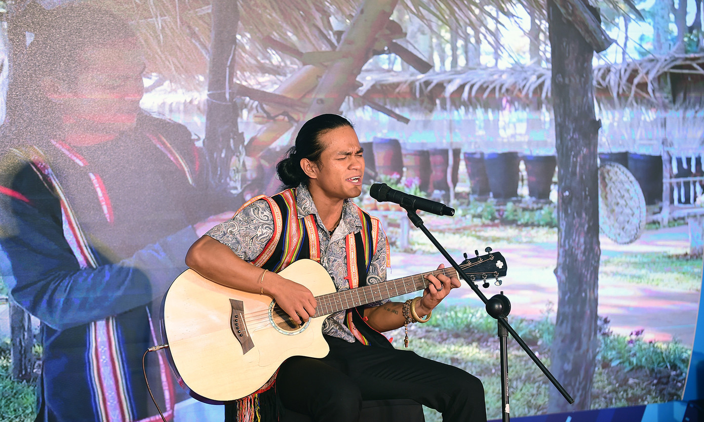 Rcombus - nhân vật chính của phóng sự “Tarzan kể chuyện làng” của Đài PT-TH tỉnh Gia Lai đoạt giải A giao lưu, biểu diễn tại chương trình. Ảnh: Xuân Tùng Rcombus - nhân vật chính của phóng sự “Tarzan kể chuyện làng” của Đài PT-TH tỉnh Gia Lai đoạt giải A giao lưu, biểu diễn tại chương trình. Ảnh: Xuân Tùng