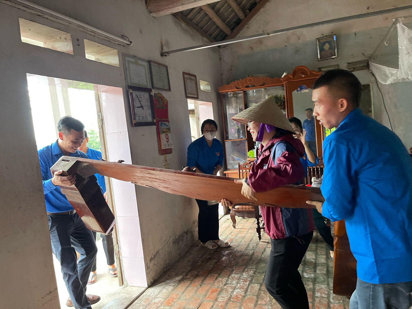 Đoàn viên, thanh niên Thái Bình hỗ trợ vận chuyển vật dụng, tháo dỡ nhà đối với các hộ dân trong diện di dời. Ảnh: TĐTB