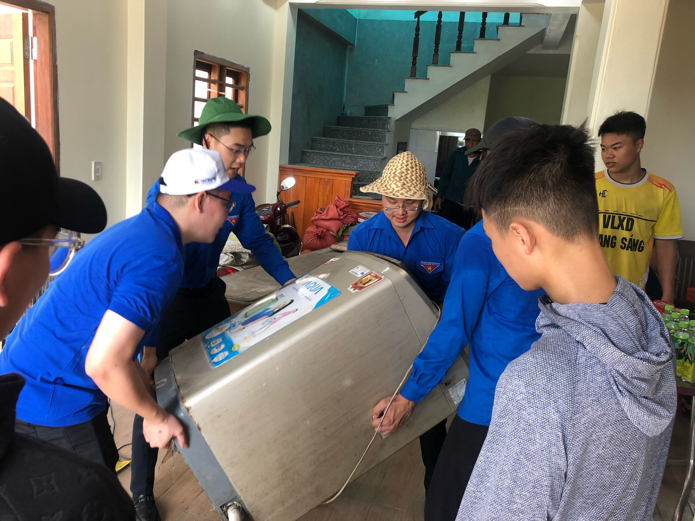 Đoàn viên, thanh niên Thái Bình hỗ trợ vận chuyển vật dụng, tháo dỡ nhà đối với các hộ dân trong diện di dời. Ảnh: TĐTB