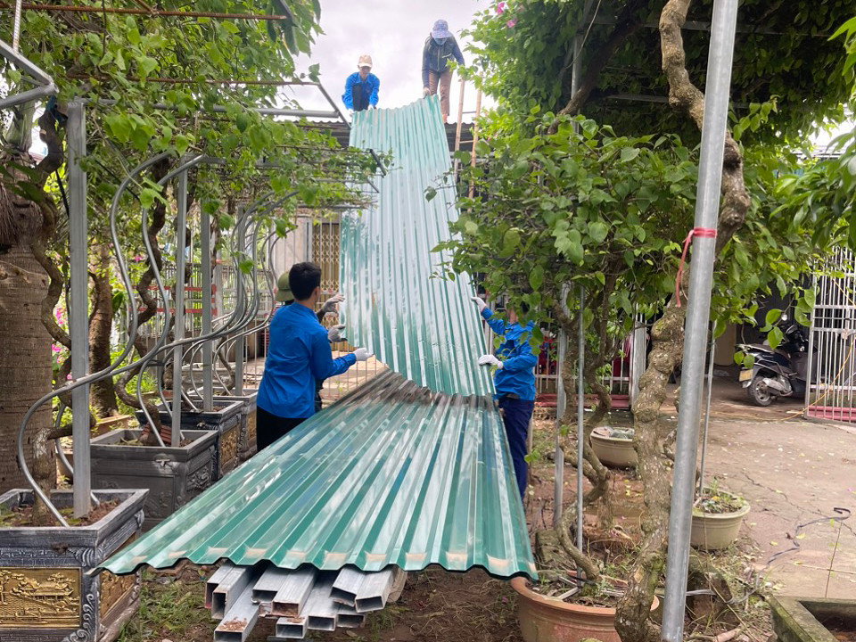 Đoàn viên, thanh niên Thái Bình hỗ trợ vận chuyển vật dụng, tháo dỡ nhà đối với các hộ dân trong diện di dời. Ảnh: TĐTB