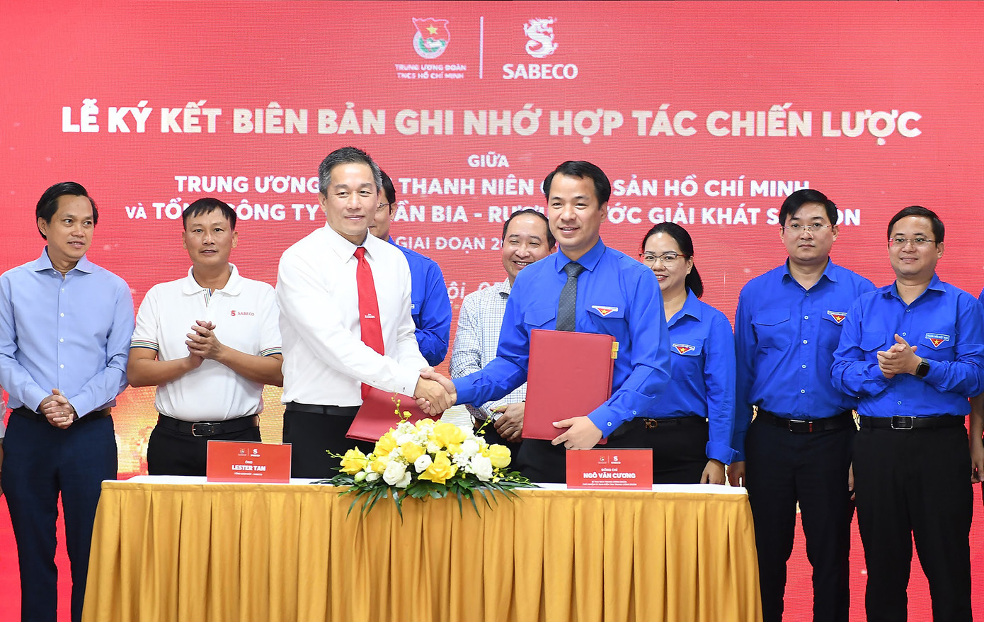 Bí thư T.Ư Đoàn Ngô Văn Cương và Tổng Giám đốc SABECO Lester Tan ký kết biên bản ghi nhớ của hai đơn vị giai đoạn 2024 - 2026.