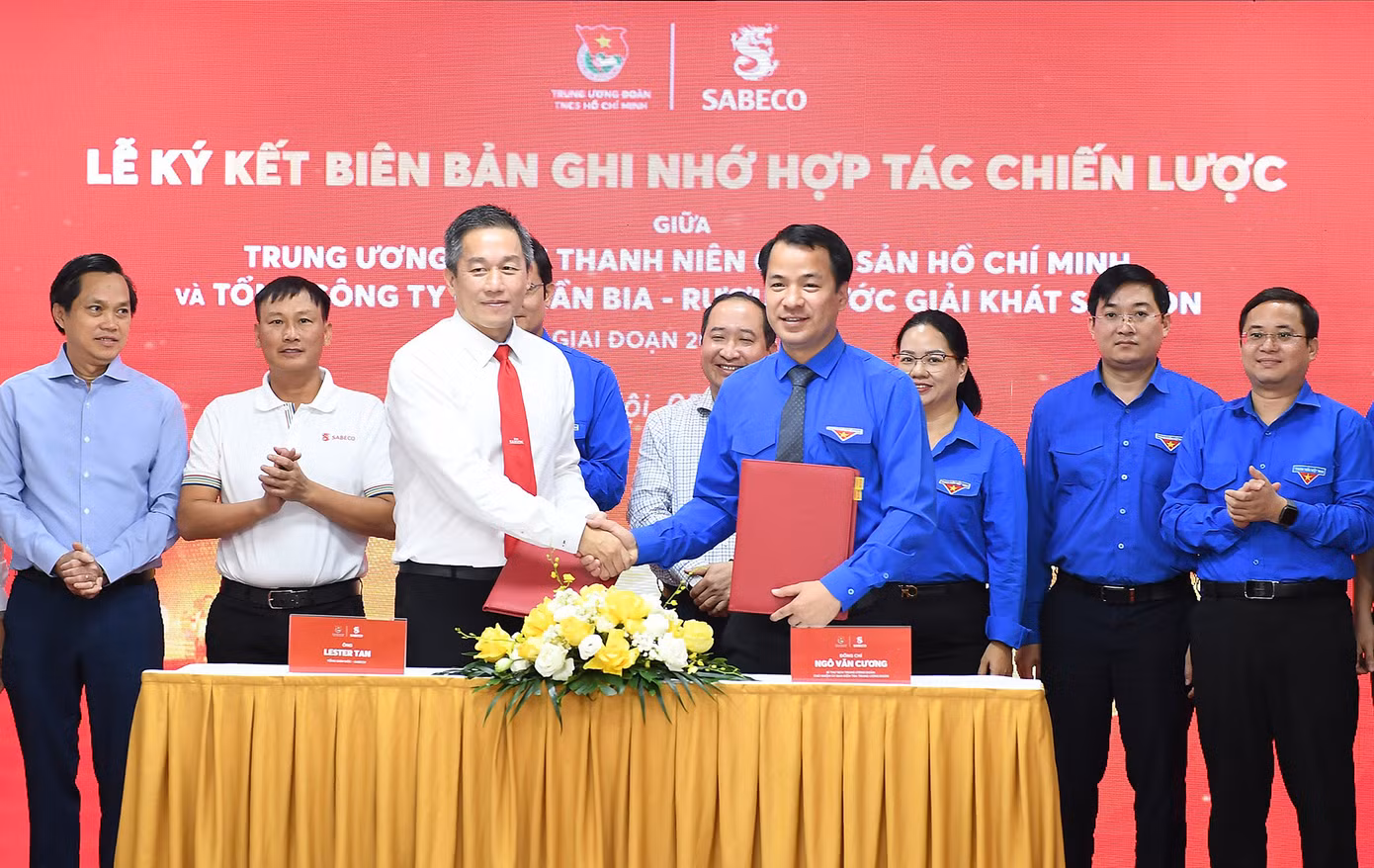 Bí thư T.Ư Đoàn Ngô Văn Cương và Tổng Giám đốc SABECO Lester Tan ký kết biên bản ghi nhớ của hai đơn vị giai đoạn 2024 - 2026. Bí thư T.Ư Đoàn Ngô Văn Cương và Tổng Giám đốc SABECO Lester Tan ký kết biên bản ghi nhớ của hai đơn vị giai đoạn 2024 - 2026.