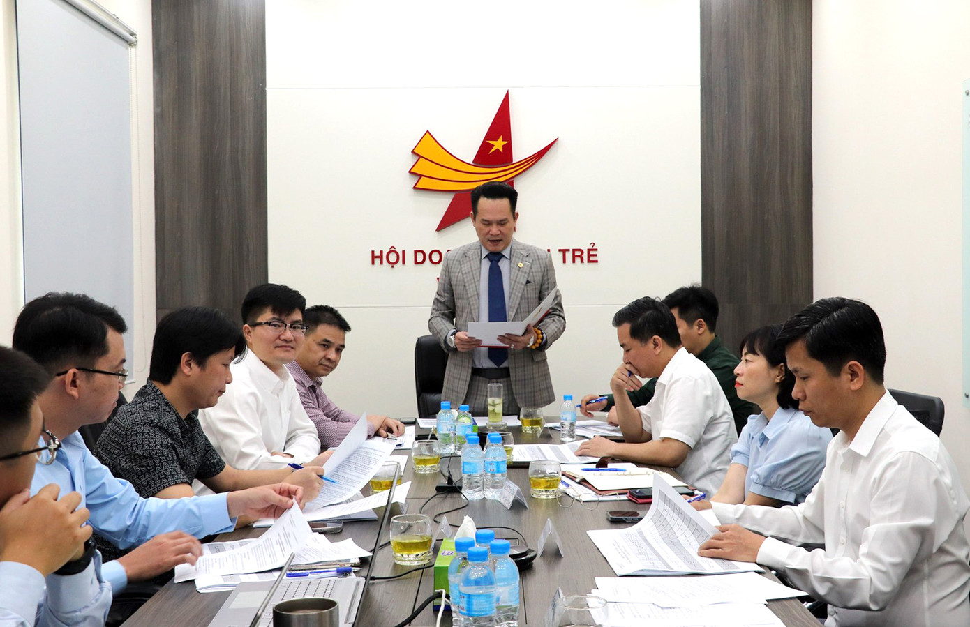 Anh Đặng Hồng Anh - Phó Chủ tịch T.Ư Hội LHTN Việt Nam, Chủ tịch Hội DNT Việt Nam chủ trì hội nghị. Anh Đặng Hồng Anh - Phó Chủ tịch T.Ư Hội LHTN Việt Nam, Chủ tịch Hội DNT Việt Nam chủ trì hội nghị.