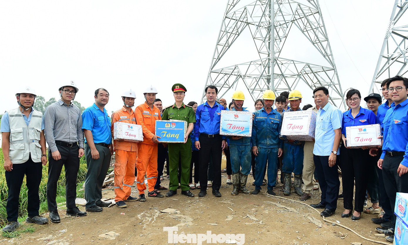 Đoàn công tác T.Ư Đoàn và các đơn vị, địa phương tặng quà, động viên thanh niên công nhân thi công đường dây tại xã Ngô Quyền (huyện Thanh Miện, Hải Dương). Ảnh: Xuân Tùng