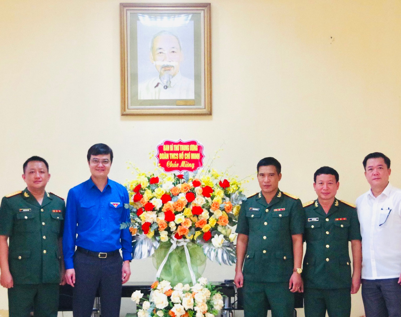 Anh Bùi Quang Huy - Bí thư thứ nhất T.Ư Đoàn tặng lẵng hoa chúc mừng. Ảnh: Diệu Linh