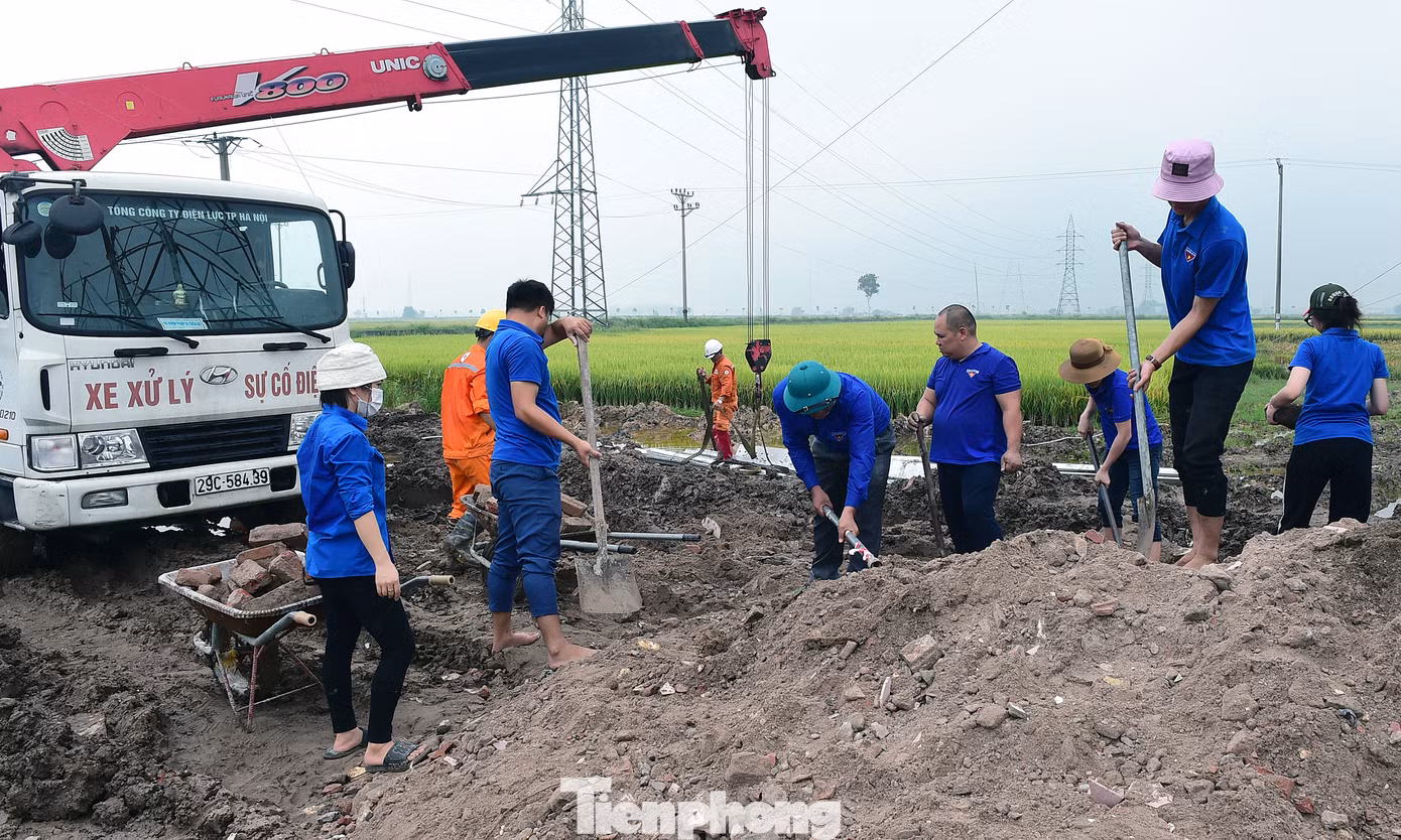 Đoàn viên thanh niên tham gia làm đường vào vị trí cột đường dây 500kV mạch 3. Ảnh: Xuân Tùng
