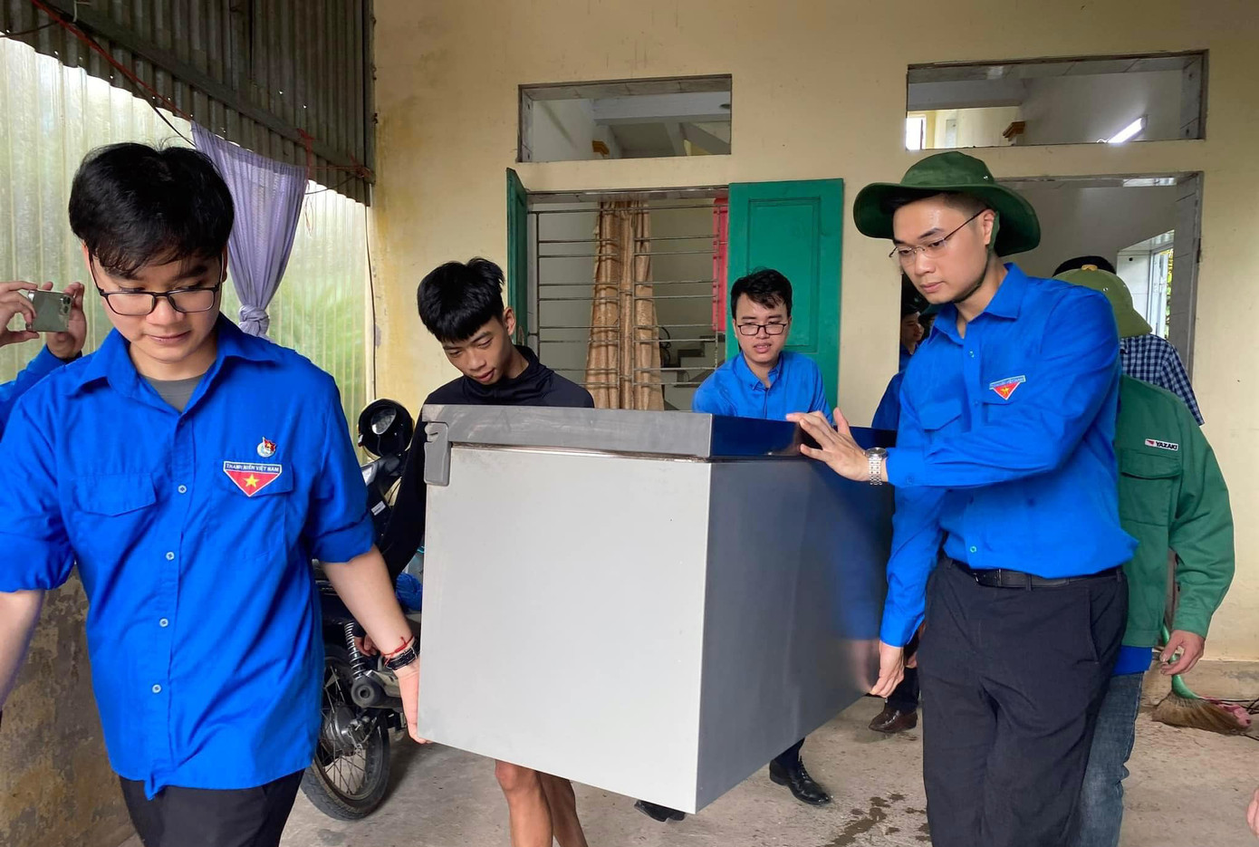 Tình nguyện viên hỗ trợ người dân di dời vật dụng, tài sản. Ảnh: TĐTB Tình nguyện viên hỗ trợ người dân di dời vật dụng, tài sản. Ảnh: TĐTB