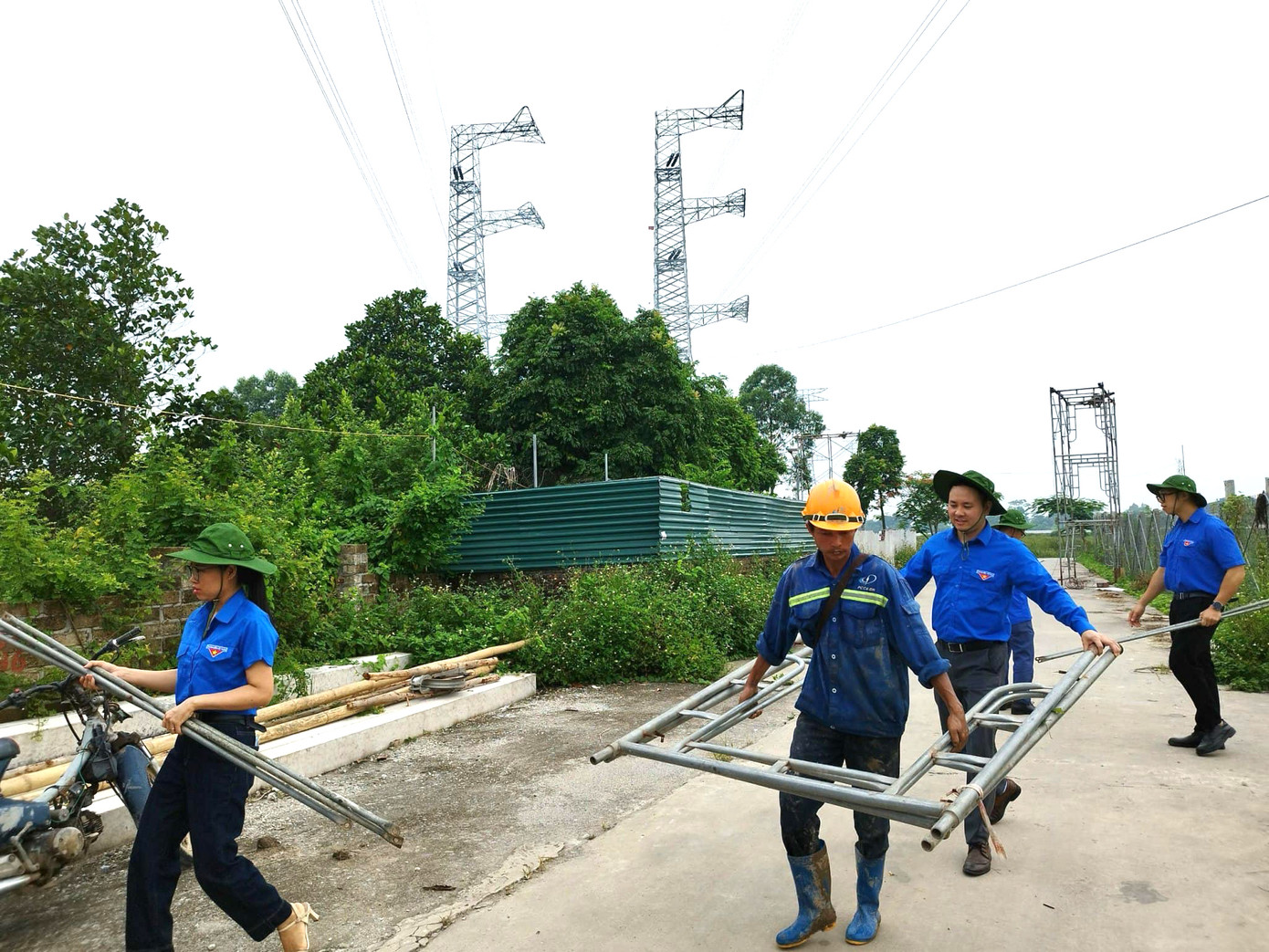 Đoàn viên, thanh niên tham gia hỗ trợ vận chuyển, lắp đặt dàn giáo phục vụ công tác kéo dây qua đường giao thông. Ảnh: TĐHD Đoàn viên, thanh niên tham gia hỗ trợ vận chuyển, lắp đặt dàn giáo phục vụ công tác kéo dây qua đường giao thông. Ảnh: TĐHD