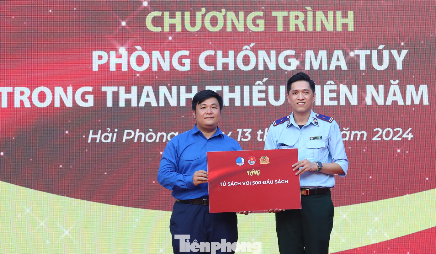 Anh Nguyễn Thái An – Trưởng Ban Tuyên giáo T.Ư Đoàn tặng tủ sách tại chương trình. Ảnh: Lâm Đăng Hải