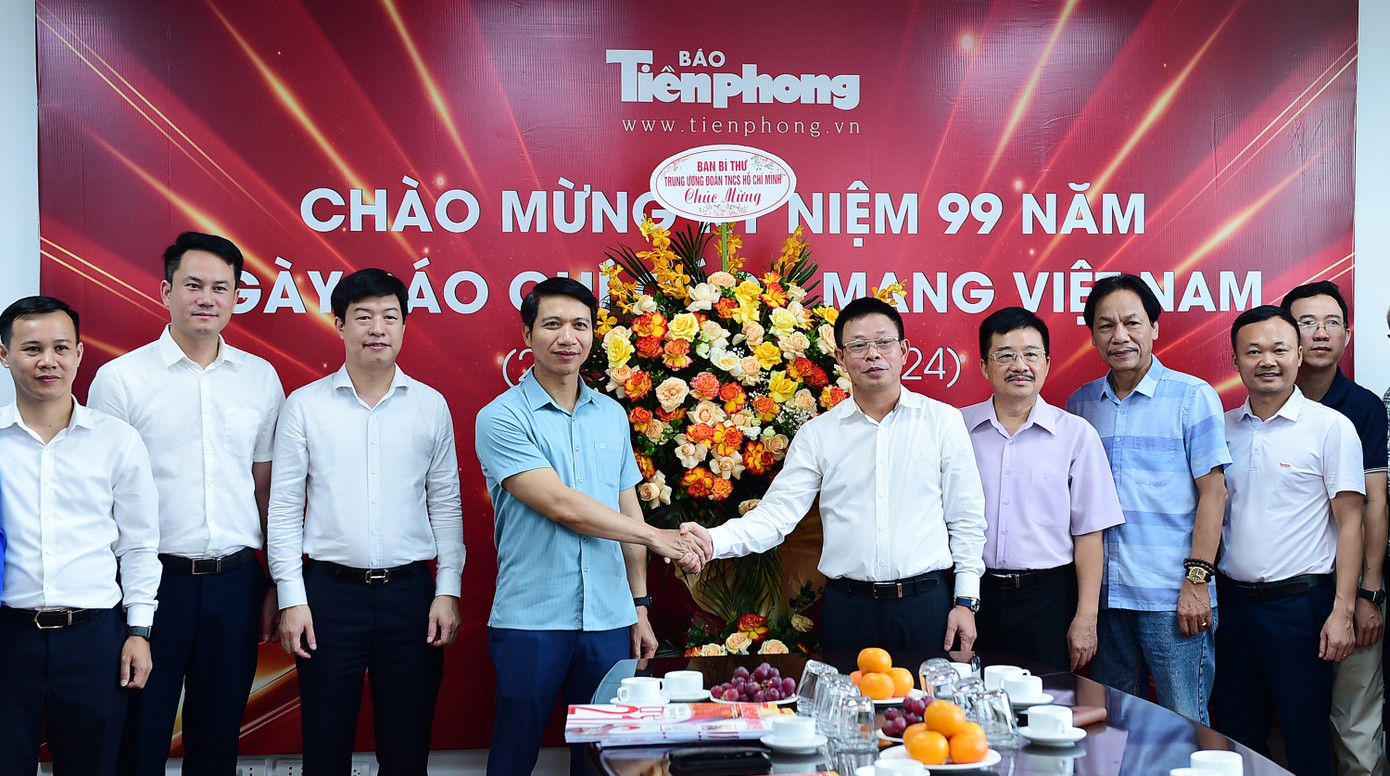 Anh Nguyễn Ngọc Lương và đoàn công tác T.Ư Đoàn tặng hoa lúc mừng Báo Tiền Phong dịp 21/6. Ảnh: Hoàng Mạnh Thắng Anh Nguyễn Ngọc Lương và đoàn công tác T.Ư Đoàn tặng hoa lúc mừng Báo Tiền Phong dịp 21/6. Ảnh: Hoàng Mạnh Thắng