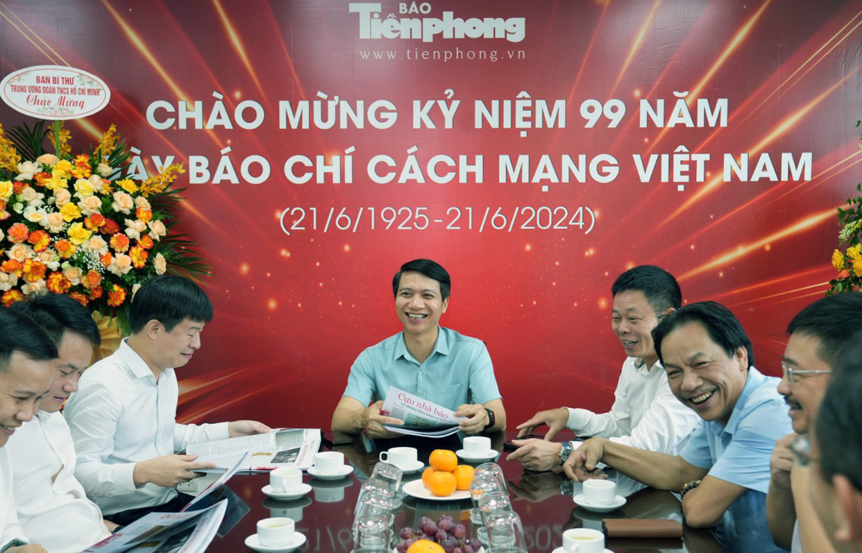 Tại buổi gặp, các thành viên đoàn công tác T.Ư Đoàn và cán bộ, phóng viên, nhân viên báo Tiền Phong trò chuyện, chia sẻ thân tình, cởi mở. Bí thư thường trực T.Ư Đoàn Nguyễn Ngọc Lương bày tỏ ấn tượng với ấn phẩm đặc biệt kỷ niệm ngày Báo chí cách mạng Việt Nam (21/6) của báo Tiền Phong. Ảnh: Hoàng Mạnh Thắng Tại buổi gặp, các thành viên đoàn công tác T.Ư Đoàn và cán bộ, phóng viên, nhân viên báo Tiền Phong trò chuyện, chia sẻ thân tình, cởi mở. Bí thư thường trực T.Ư Đoàn Nguyễn Ngọc Lương bày tỏ ấn tượng với ấn phẩm đặc biệt kỷ niệm ngày Báo chí cách mạng Việt Nam (21/6) của báo Tiền Phong. Ảnh: Hoàng Mạnh Thắng
